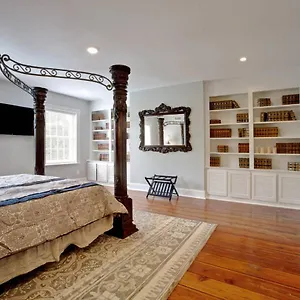 Holiday home Newly Renovated 4 Bed 3 Bath And 2 Parking Spots